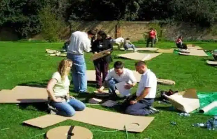 Teambuilding Constructions en Carton :Kit pour assembler le plus beau bolide en carton Teambuilding Constructions en Carton :Kit pour assembler le plus beau bolide en carton
