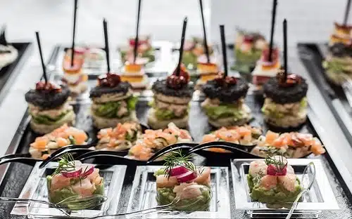 Création en équipe de bouchées apéritives colorées et élégantes Création en équipe de bouchées apéritives colorées et élégantes