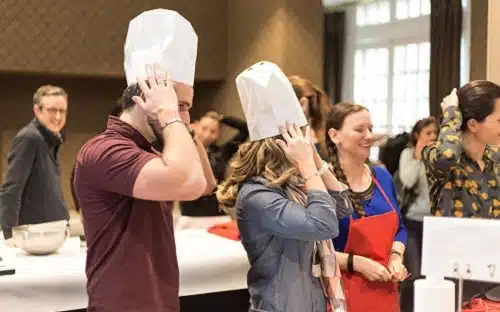 Préparation pour l'atelier teambuilding cuisine tablier et toque - challenge et esprit d'équipe Préparation pour l'atelier teambuilding cuisine tablier et toque - challenge et esprit d'équipe