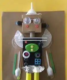 creation d'un Robot en carton et en éléments recyclés creation d'un Robot en carton et en éléments recyclés