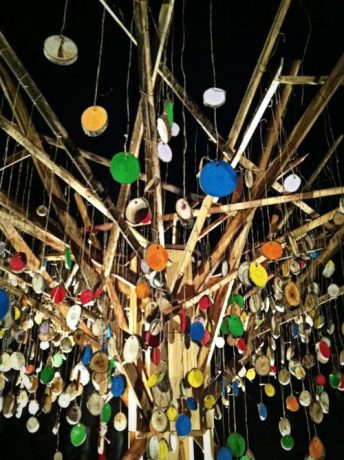 Variante Land Art avec accrochage des messages sur des supports fixés aux branches Variante Land Art avec accrochage des messages sur des supports fixés aux branches