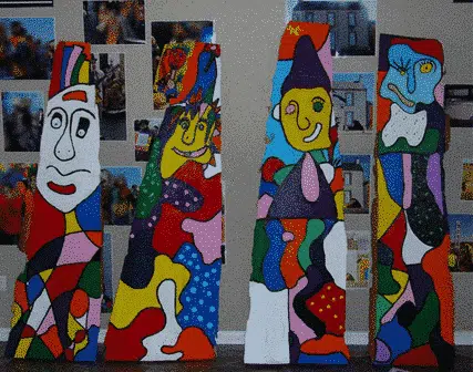 Totems peints en congrès art contemporain animation moderne Totems peints en congrès art contemporain animation moderne