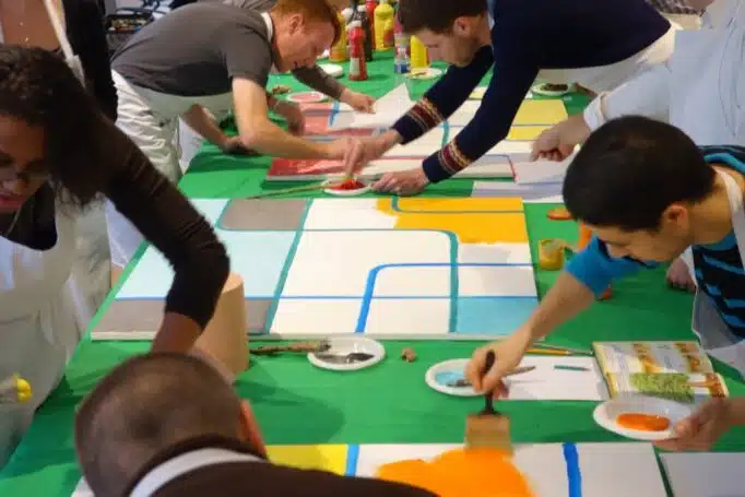 Lors d'un atelier Team Building Fresque, vos Equipes travaillent et dessinent à même toile sur un thème Lors d'un atelier Team Building Fresque, vos Equipes travaillent et dessinent à même toile sur un thème