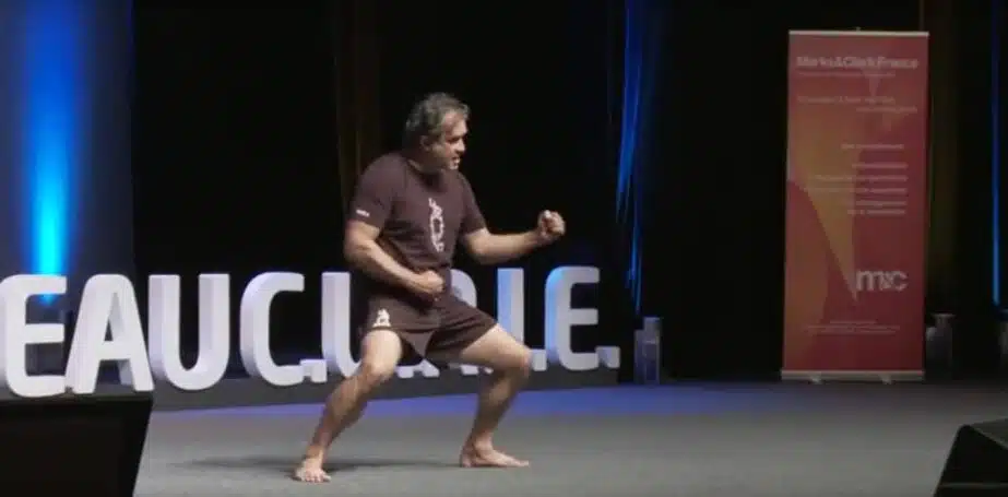 Apprentissage des gestes du Haka avec un coach Neo Zelandais rugbyman Apprentissage des gestes du Haka avec un coach Neo Zelandais rugbyman