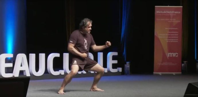 Apprentissage des gestes du Haka avec un coach Neo Zelandais rugbyman Apprentissage des gestes du Haka avec un coach Neo Zelandais rugbyman