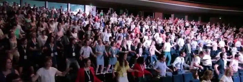 Teambuilding Haka Ice Breaker lors de plénières conférences Teambuilding Haka Ice Breaker lors de plénières conférences