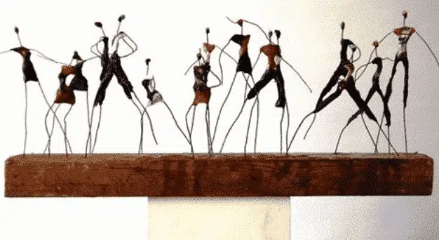 Sculpture en séminaire en groupe à la manière de Giacomette fil aluminium Sculpture en séminaire en groupe à la manière de Giacomette fil aluminium