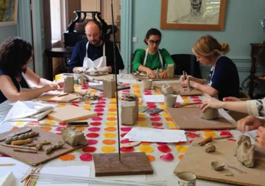 Création en équipe pour une oeuvre collective en atelier sculpture Création en équipe pour une oeuvre collective en atelier sculpture