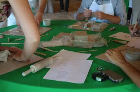 Gestes matériaux outils cohésion plaisir partage en atelier sculpture Gestes matériaux outils cohésion plaisir partage en atelier sculpture