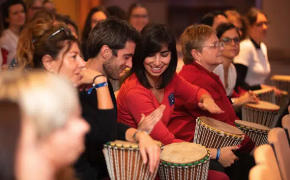 Teambuilding musical avec percussion djembé pour donner du rythme à votre entreprise Teambuilding musical avec percussion djembé pour donner du rythme à votre entreprise