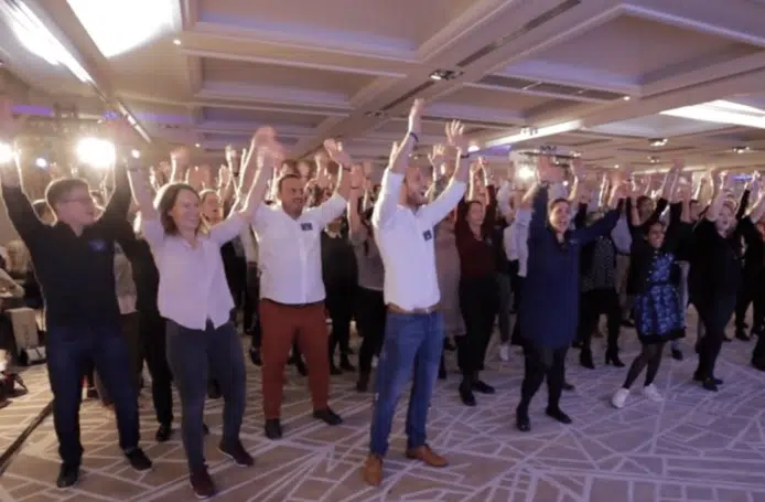 En Congrès, teambuilding musical en groupe avec le final en plénière En Congrès, teambuilding musical en groupe avec le final en plénière
