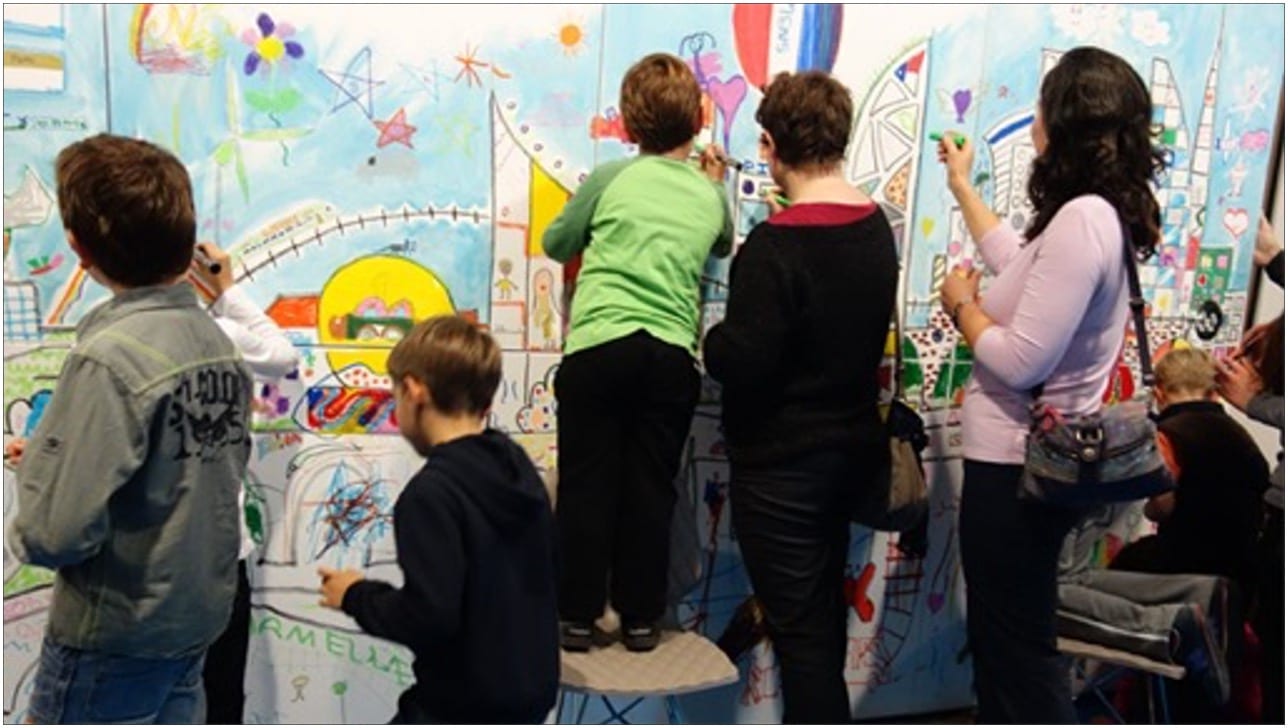 Fresque pour arbre de noel portes ouvertes avec enfants