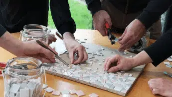 atelier rare original mosaique seminaire cohesion atelier créatif, artistique, rare et original atelier mosaique pour séminaires cohésion